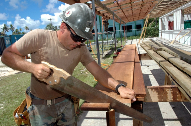 menuisier-BRAS-min_worker_construction_building_carpenter_male_job_build_helmet-893290